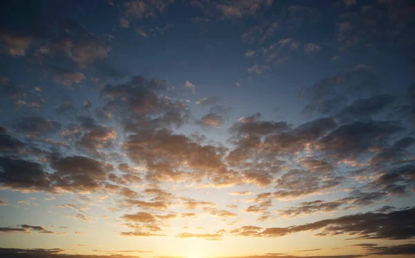 Prachtige Zonsondergang Lucht Veel Grote Donkere Wolken — Stockfoto