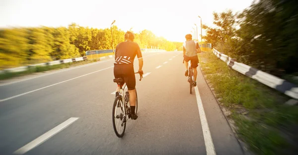 Deux Cyclistes Traversant Route Asphaltée Coucher Soleil — Photo