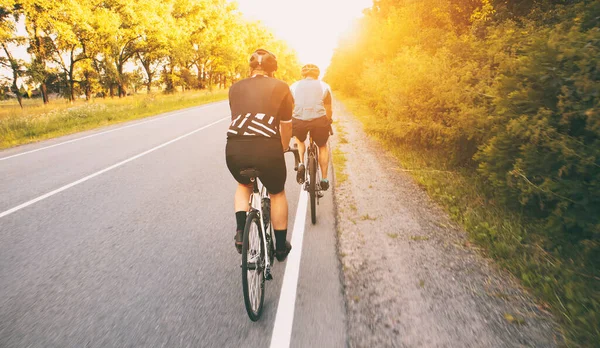 Deux Cyclistes Traversant Route Asphaltée Coucher Soleil — Photo