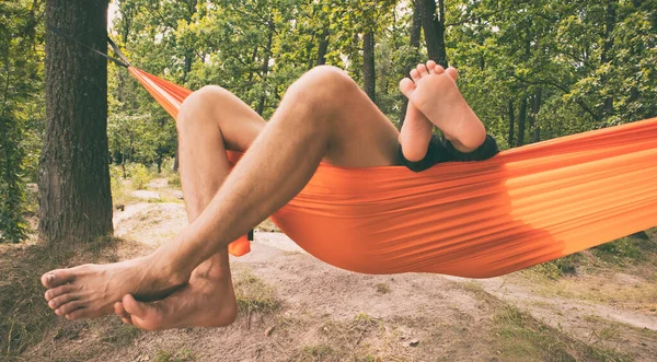 Père Fils Sont Suspendus Refroidissent Dans Hamac Dans Forêt — Photo