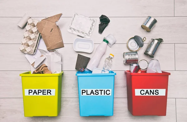 Három Különböző Teli Konténer Szemét Válogatására Műanyag Papír Fém Részére — Stock Fotó