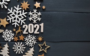 Ahşap masanın üzerinde küçük ahşap süslemeler ve ahşap numaralarla dolu güzel Noel arkaplanı..