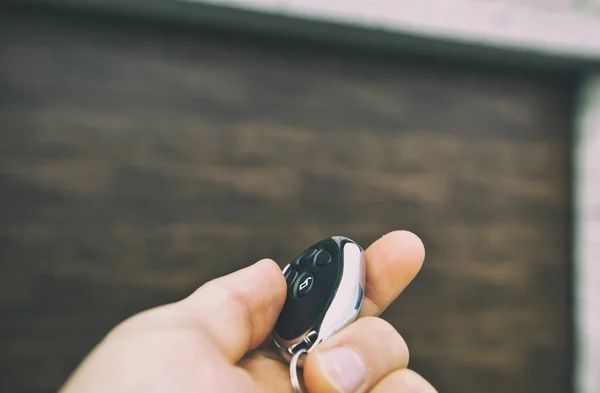 Uomo Sta Aprendo Porta Del Garage Tramite Telecomando — Foto Stock