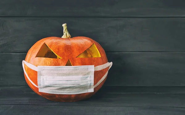 Labu Halloween Memakai Topeng Medis Pelindung Konsep Normal Baru — Stok Foto