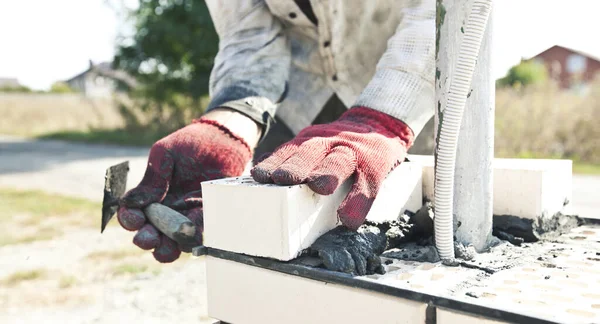 Seorang Pekerja Membangun Pagar Dari Batu Bata — Stok Foto