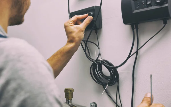 Hombre Está Instalando Sistema Calefacción Casa —  Fotos de Stock