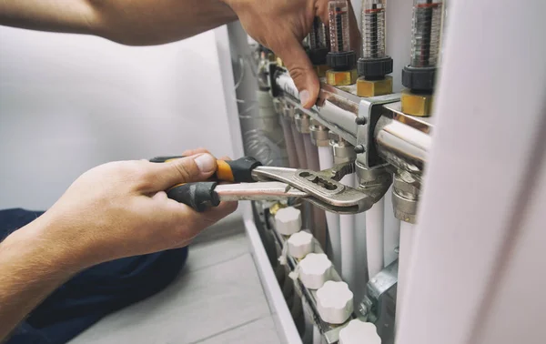 Hombre Está Instalando Sistema Calefacción Casa —  Fotos de Stock