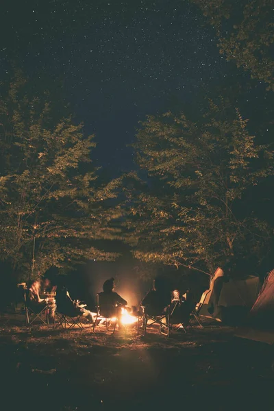 Die Gruppe Junger Leute Sitzt Lagerfeuer Und Plaudert Und Singt — Stockfoto