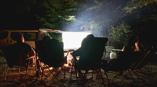 Die Freunde Schauen Sich Den Film Der Nacht Camp — Stockfoto