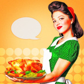 Hausfrau mit gebratenem Huhn auf großem Teller.Retro-Essen auf altem Texturpapier Hintergrund für Text