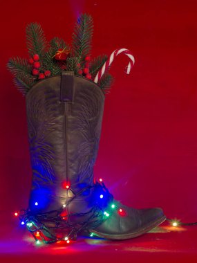 Amerikan Batı geleneksel kovboy çizme üstünde Noel kırmızı arka plan metin için