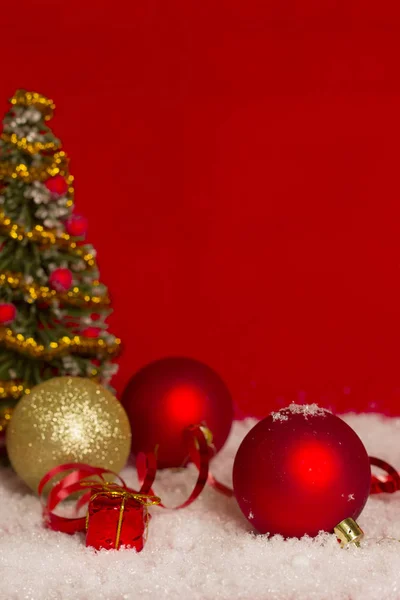 Tarjeta Navidad Con Decoración Navideña Sobre Fondo Rojo Para Texto —  Fotos de Stock