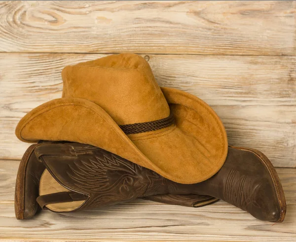 Zapatos Vaqueros Del Oeste Americano Sombrero Fondo Textura Madera Para —  Fotos de Stock