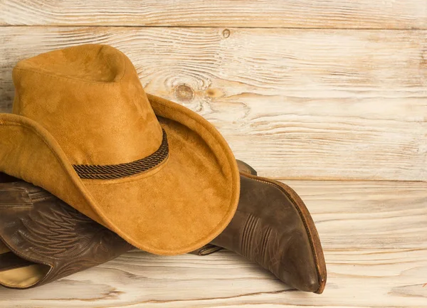 美国西部牛仔靴和帽子的木材纹理背景文本 — 图库照片