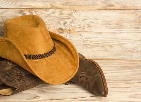 American West Cowboy Stiefel Und Hut Auf Holz Textur Hintergrund — Stockfoto