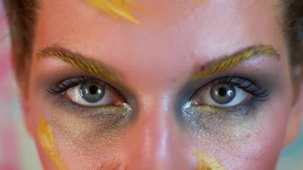 Creatieve make-up. Een jonge vrouw. — Stockvideo