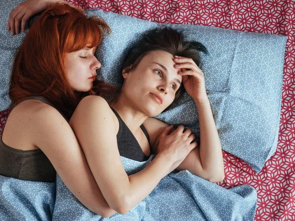 Vrouwen Liggen Het Bed Jonge Lesbiennes Kusjes Knuffels — Stockfoto