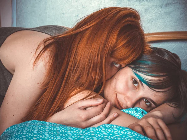 Fijn Portret Met Twee Meisjes Opleggen Aan Het Bed Glimlach — Stockfoto