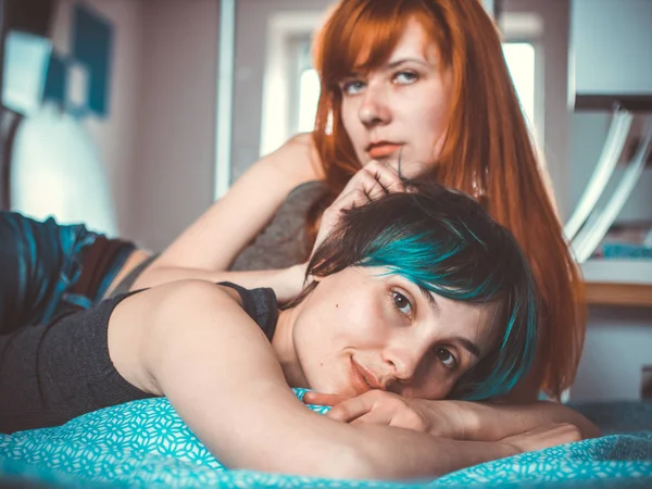 Grzywny Portret Dwoma Dziewczynami Leżąc Łóżku Uśmiech Uściski — Zdjęcie stockowe