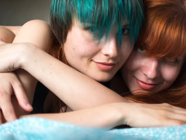 Retrato Fino Con Dos Chicas Acostadas Cama Sonrisa Abrazos — Foto de Stock