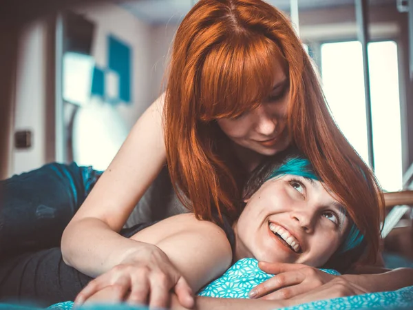 Retrato Fino Com Duas Meninas Deitadas Cama Sorrir Abraços — Fotografia de Stock