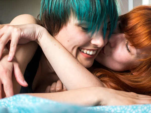 Fijn Portret Met Twee Meisjes Opleggen Aan Het Bed Glimlach — Stockfoto