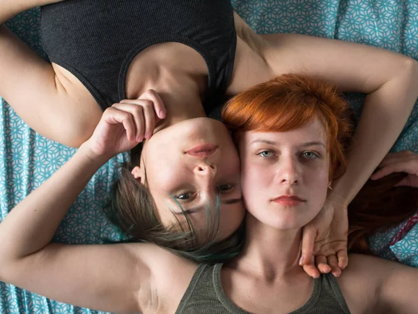 两个女朋友躺在床上 上面的景色 — 图库照片