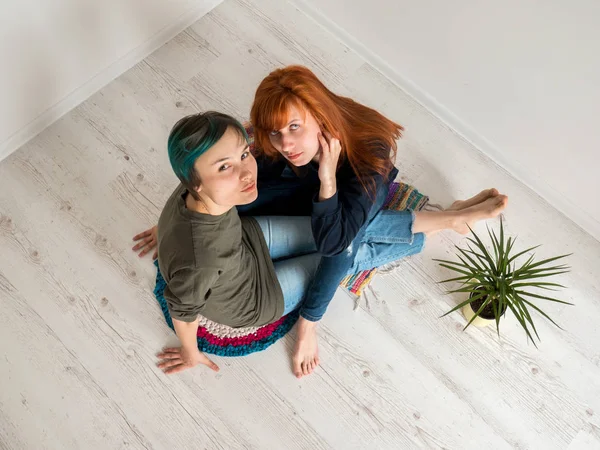 Twee Jonge Lesbische Vriendinnen Plezier Thuis — Stockfoto