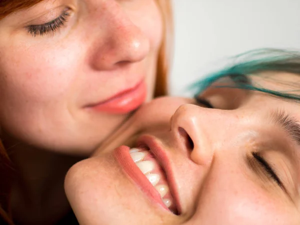 Portret Van Twee Mooie Lesbische Vriendinnen Zoenen Veel Plezier — Stockfoto