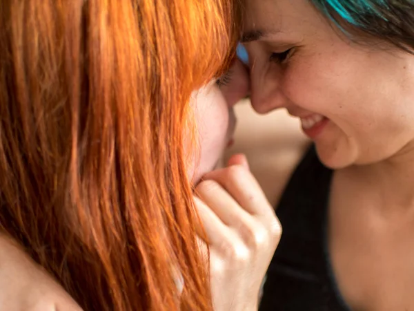 Portret Van Twee Mooie Lesbische Vriendinnen Zoenen Veel Plezier — Stockfoto