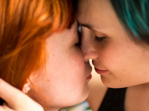 Retrato Duas Namoradas Lésbicas Bonitas Beijando Divertir — Fotografia de Stock