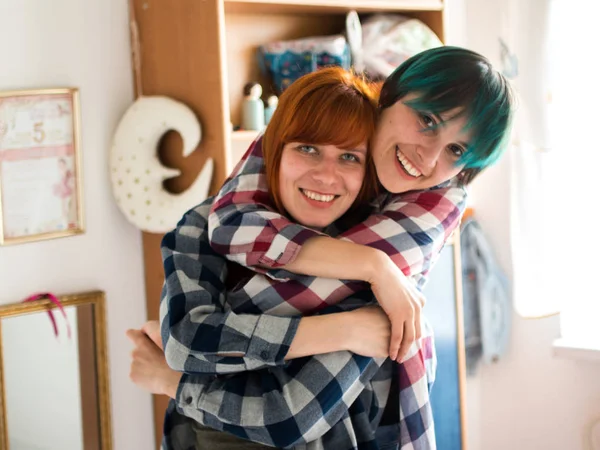 Twee Jonge Lesbische Vriendinnen Plezier Thuis — Stockfoto