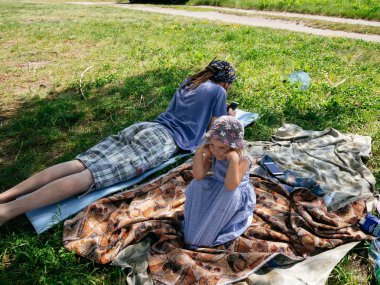 Baba ve kızı piknik parkta çim.