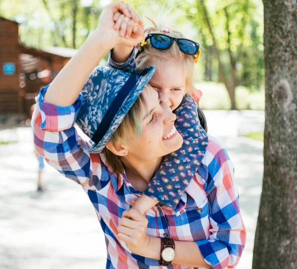 Retrato Madre Hija Divierten Parque Concepto Valor Familiar Abrazos Estilo — Foto de Stock