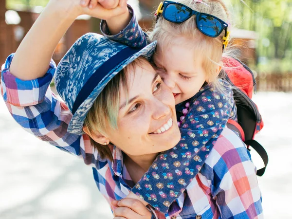 Retrato Madre Hija Divierten Parque Concepto Valor Familiar Abrazos Estilo — Foto de Stock