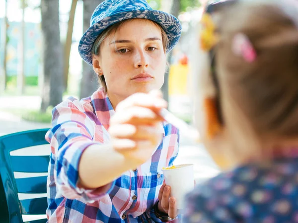 母と子のカフェでアイスクリームを食べる — ストック写真