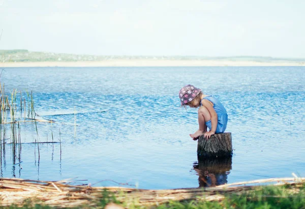 Κοπέλα Κάθεται Ένα Κούτσουρο Στη Λίμνη — Φωτογραφία Αρχείου