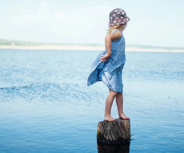 Chica Está Pie Sobre Muñón Lago —  Fotos de Stock