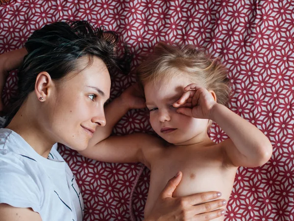 Moeder Dochter Bed Moeder Morgens Baby Wakker Knuffels Het Concept — Stockfoto