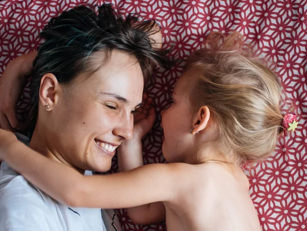 Mãe Filha Cama Manhã Que Bebê Acorda Abraça Mãe Conceito — Fotografia de Stock