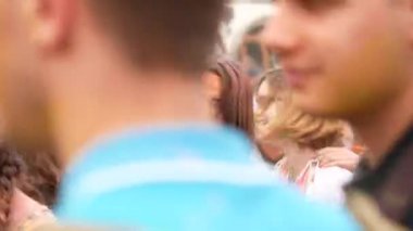 Ukrayna, Kharkov, 2018: İnsanlar Holi renkleri Festival kutlamak. Serin ve modern açık hava partisi. Holi renkleri Festivali kutlamaları.