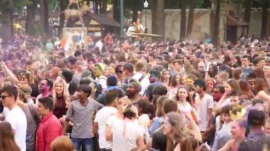 Ukrayna, Kharkov, 2018: İnsanlar Holi renkleri Festival kutlamak. Serin ve modern açık hava partisi. Holi renkleri Festivali kutlamaları.