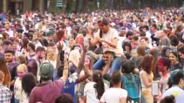 Ukrayna, Kharkov, 2018: İnsanlar Holi renkleri Festival kutlamak. Serin ve modern açık hava partisi. Holi renkleri Festivali kutlamaları.