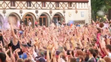 Ukrayna Kharkov, 2018 olabilir - bayram kutlama Festivali renkler. Mutlu insanlar renkli toz Festivali'nde hava atma.