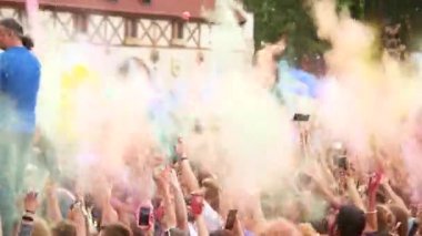 Ukrayna Kharkov, 2018 olabilir - bayram kutlama Festivali renkler. Mutlu insanlar renkli toz Festivali'nde hava atma.