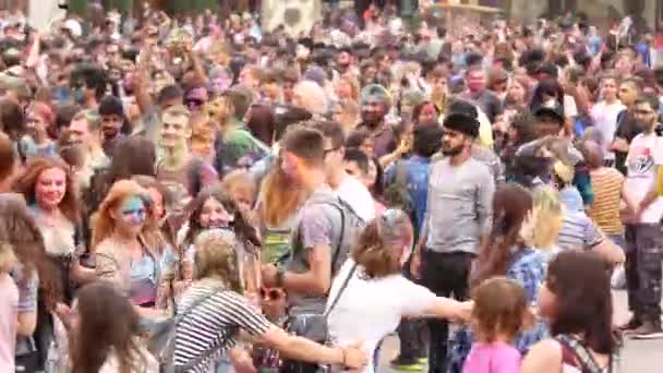 Ucrania, Kharkov, 2018: La gente celebra el Festival de Colores Holi. Fiesta al aire libre fresca y moderna. Celebración del festival de colores Holi . — Vídeos de Stock