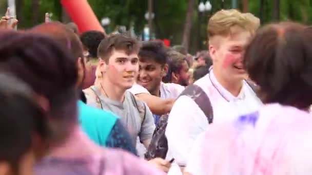 Ucrania, Kharkov, 2018: La gente celebra el Festival de Colores Holi. Fiesta al aire libre fresca y moderna. Celebración del festival de colores Holi . — Vídeos de Stock