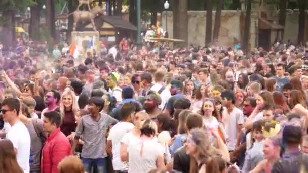 Ukraina, Kharkov, 2018: People Celebrate Holi Colors Festival (dalam bahasa Inggris). Keren dan modern pesta terbuka-udara. Perayaan festival warna Holi . — Stok Video