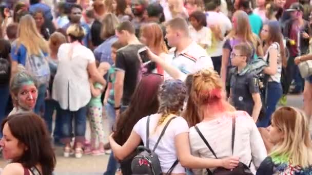 Ucrania, Kharkov, 2018: La gente celebra el Festival de Colores Holi. Fiesta al aire libre fresca y moderna. Celebración del festival de colores Holi . — Vídeo de stock