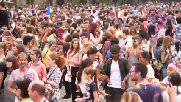 Ukraina, Kharkov, 2018: Människor fira Holi färger Festival. Cool och modern utomhus part. Firandet av Holi färger festival. — Stockvideo